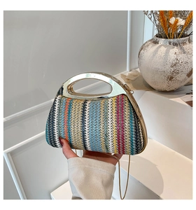 Vue détaillée du sac tissé bohème arc-en-ciel avec poignée dorée et bandoulière