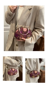 Detalle del bolso de noche vintage morado con bordado floral, lentejuelas y cadena