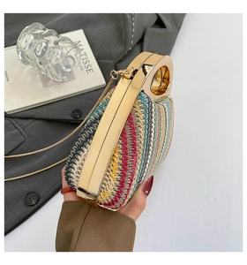 Détail du sac à main tissé coloré avec motif ondulé et poignée anneau doré