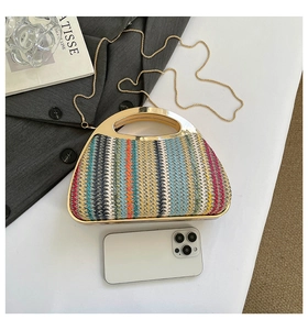 Détail du sac tissé multicolore avec poignée en métal doré et bandoulière chaîne