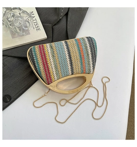 Détails du tissage arc-en-ciel du sac en paille avec poignées métalliques dorées