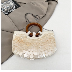 Detailansicht der Handtasche mit Perlglanz-Pailletten und rundem Griff aus Holz