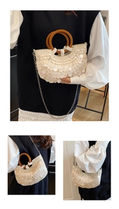 Detail der Pailletten-Muscheltasche mit rundem Holzgriff und Metallkettenriemen