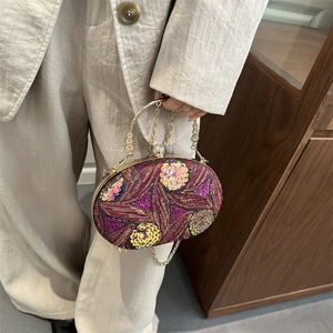 Bolso de noche vintage elegante con bordados florales, lentejuelas y asa de metal