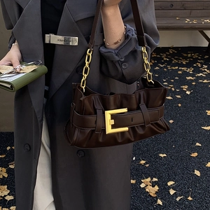 Bolso nube plisado marrón con hebilla dorada y correa de cadena para moda femenina