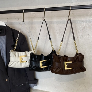 Bolsos de hombro plisados con hebillas doradas en color crema, negro y café oscuro
