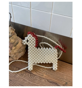 Vue détaillée du sac à bandoulière en perles fait main avec un design créatif de cheval 3D