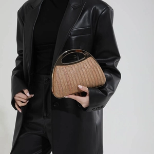 Sac à main artistique en paille tressée en forme de coquillage avec cadre doré et chaîne