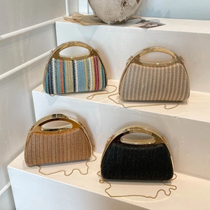 Sacs en paille tressée en forme de coquille avec poignées dorées et bandoulières chaîne