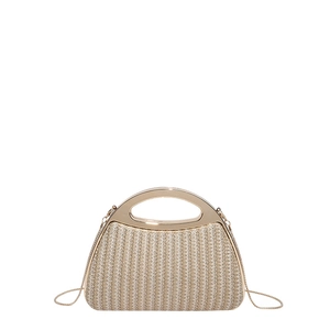 Sac à main en paille tressée avec poignée en métal doré et bandoulière en chaîne