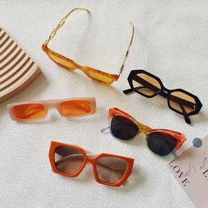 Occhiali da sole cat-eye e rettangolari in arancione, rosa e montatura tartarugata