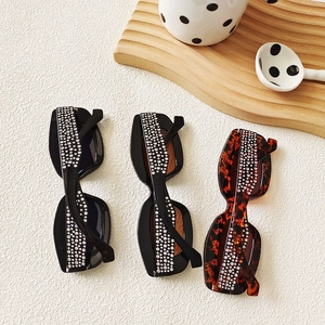 Chic square sunglasses with shimmering rhinestones in black and tortoiseshell frames
