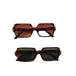 Square retro sunglasses with leopard frame and gold metal hinges in two gradient colors