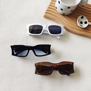 Trois paires de lunettes de soleil rectangulaires rétro en noir, blanc et marron tendance