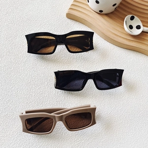 Trois paires de lunettes de soleil rectangulaires vintage avec accessoires de mode