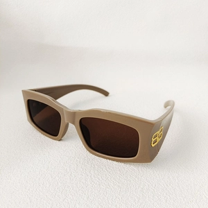 Vue détaillée de lunettes de soleil rectangulaires kaki avec logo doré