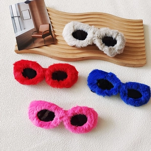 Gafas de sol de felpa estilo ojo de gato para mujer en blanco rojo azul y rosa
