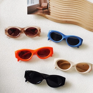 Retro-Sonnenbrille mit ovalem Leopardenmuster in fünf Farben auf strukturiertem Hintergrund
