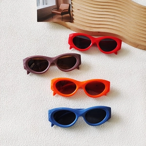 Set mit vier Retro-Oval-Sonnenbrillen in Rot, Lila, Orange und Blau mit dicken Cat-Eye-Rahmen