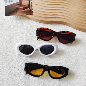 Kleine ovale Retro-Sonnenbrille mit Leopardenmuster in drei Farben auf strukturiertem Grund