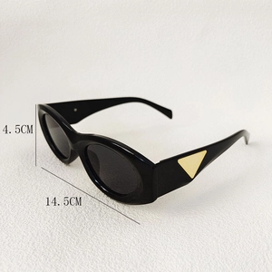 Detailansicht der ovalen schwarzen Sonnenbrille mit Golddreieck und Maßen