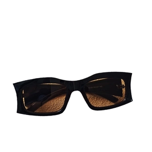 Lunettes de soleil rectangulaires noires chics avec verres foncés et monture acétate