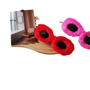 Gafas de sol chic de piel sintética roja y rosa con montura de felpa para mujer