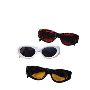 Drei Vintage-Sonnenbrillen in Ovalform mit Leopardenmuster, weißem und schwarzem Rahmen