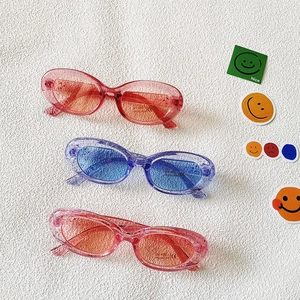 Modische Kinder Sonnenbrillen mit Glitzerrahmen und UV400 Schutz in Rot Blau und Pink