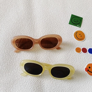 Retro-Oval-Sonnenbrillen-Set mit durchscheinendem Harzrahmen in Braun und Blassgelb