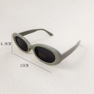 Detailansicht der salbeigrünen ovalen Sonnenbrille mit UV400-CE-Label und 15 cm Breite