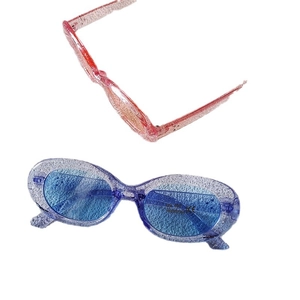 Modische strukturierte Sonnenbrille in Transparent Rosa und Blau mit UV400-Schutz