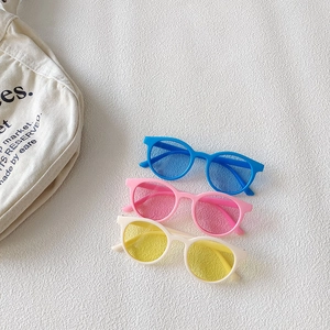 Vue détaillée de trois paires de lunettes de soleil rondes rétro pour enfants en pastel