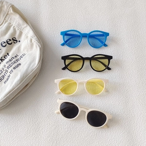Quatre paires de lunettes de soleil rondes vintage pour enfants en couleurs assorties