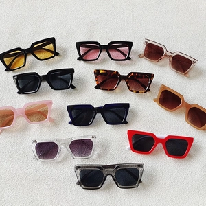 Retro-Oversize-Sonnenbrille mit bunten Gläsern in 10 verschiedenen Farbvarianten gezeigt