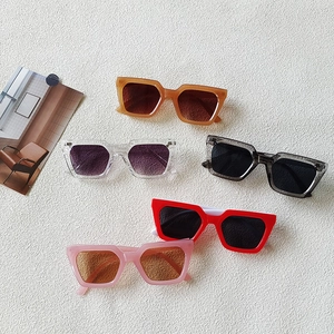 Retro Eckige Sonnenbrille in mehreren Farben mit breitem, dickem Kunststoffrahmen