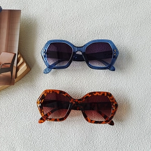 Chic oversized geometric sunglasses in transparent blue and tortoiseshell finishes