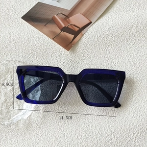 Detailansicht der blauen quadratischen Sonnenbrille mit Maßen 4,8cm Höhe und 14,5cm Breite