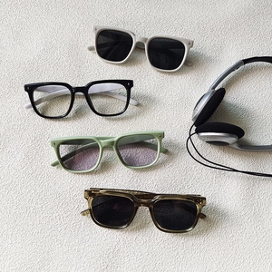 Kids trendy square frame sunglasses in four assorted colors with silver rivet details