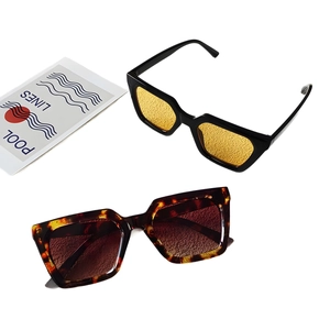 Retro geometrische Sonnenbrille in Schwarz mit gelben Gläsern und Schildpatt-Rahmen