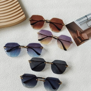 Collection de lunettes de soleil géométriques sans monture aux verres dégradés variés