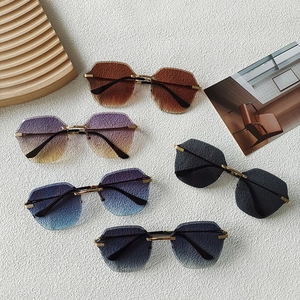 Cinq paires de lunettes de soleil sans monture aux couleurs dégradées sur fond blanc texturé