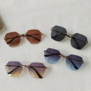 Lot de quatre lunettes de soleil géométriques sans monture aux couleurs dégradées