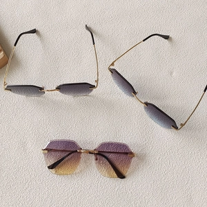 Lunettes de soleil géométriques sans monture avec branches en métal et verres dégradés