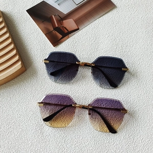 Détail de lunettes de soleil sans monture avec dégradé et pont métallique doré élégant