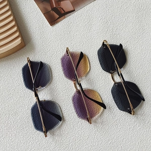 Détail de lunettes de soleil sans monture avec branches torsadées et verres dégradés