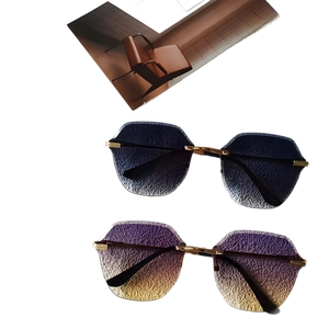 Lunettes de soleil géométriques sans monture avec verres dégradés et monture dorée