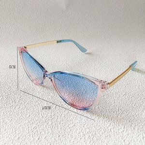 Detailed size view of cat eye sunglasses featuring 15cm width and 15cm height dimensions
