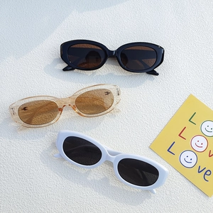 Lunettes de soleil ovales rétro en noir, ambre et blanc avec petites montures pour femmes et hommes