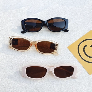 Lunettes de soleil rétro rectangulaires pour femmes en noir, marron et blanc crème